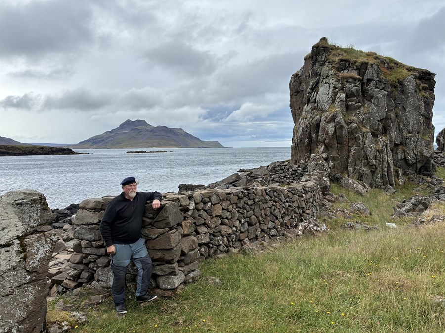 Guðjón við vegghleðsluna fögru í Bæjarvík sem hann hlóð með grænlenskum unglingum. „Við hlóðum upp að nýju ævafornan hruninn vegg sem var hér fyrir og ég sá móta fyrir.“ 