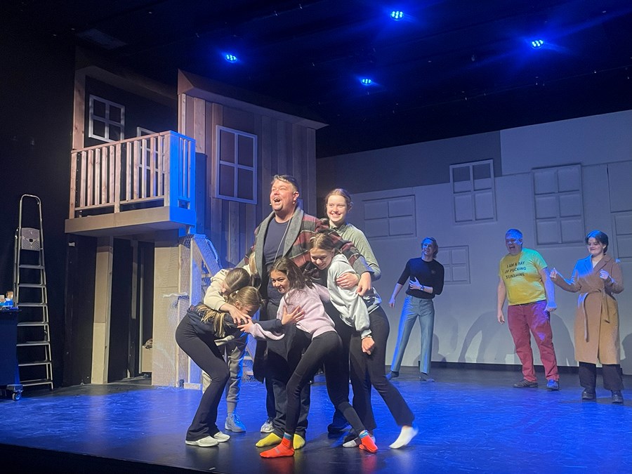 Æfingaferlið er skemmtilegt eins og sjá má hér bak við tjöldin en af 24 manna leikhópi eru 16 börn í sýningunni. 