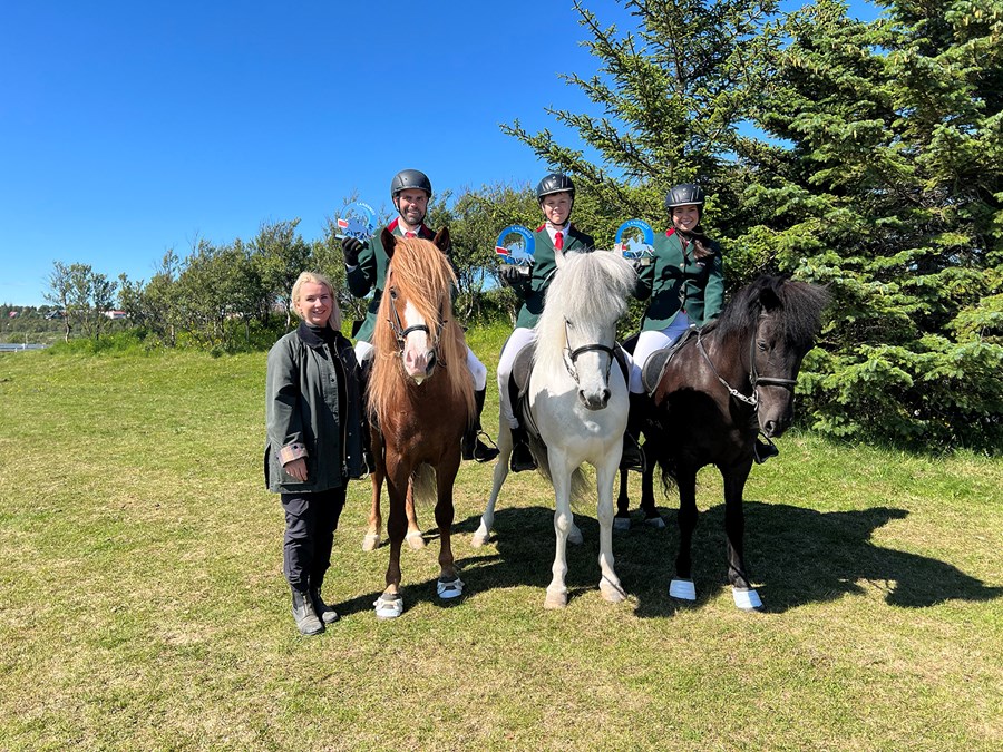 Fjölskyldan í Strandarhjáleigu fóru klyfjuð verðlaunagripum frá Landsmóti. Elvar Þormarsson situr Pensil frá Hvolsvelli. Elimar Elvarsson á Sölku frá Hólateigi, sem urðu í öðru sæti í barnaflokki, og Eik Elvarsdóttir á Blæ frá Prestsbakka, sem höfnuðu þriðju í unglingaflokki. Móðirin Hulda Dóra stendur stolt hjá þeim.