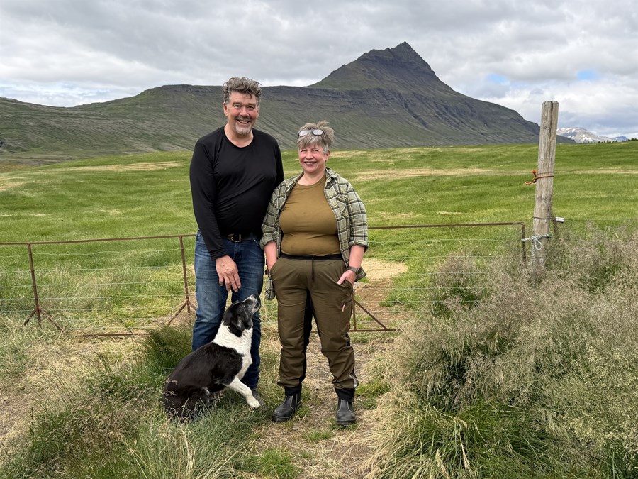 Arnaldur og Gróa með fagran fjallafaðm í baksýn. 