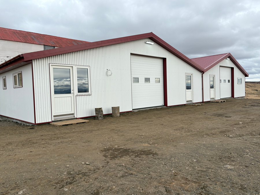 Smáspunaverksmiðjan Urður ull stendur á grunni gamalla fjárhúsa á bænum Rauðbarðaholti í Dölum.