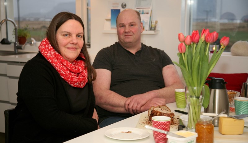 Byggðu lausagöngufjós og afurðir jukust hratt