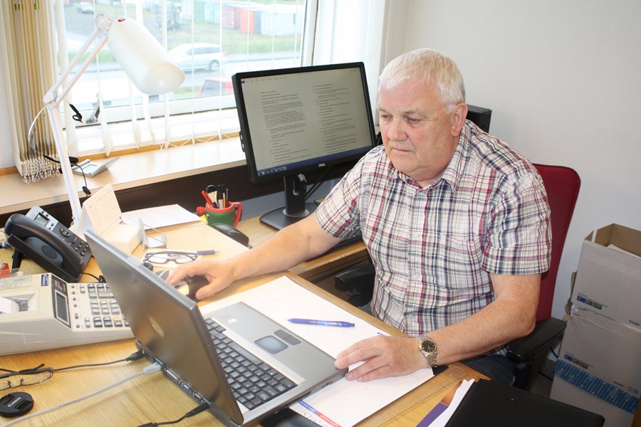 Guðmundur segir góðan starfsanda á Búgarði sem lengstum á 45 ára starfsferli hefur verið hans vinnustaður. Hér er hann við skrifborð sitt.