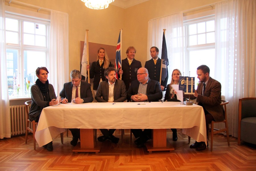 Við undirritun samninga sem fram fór í Höfða á bóndadaginn. Talið frá vinstri: Jóna Dís Bragadóttir, LH, Lárus Hannesson, LH, Dagur B. Eggertsson borgarstjóri, Hjörtur Bergstað, Fáki, Ingibjörg Guðmunds­dóttir, Fáki og Elías Blöndal frá BÍ.