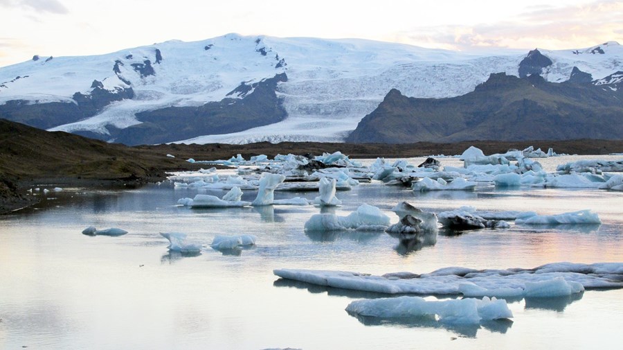 Jökulsárlón og Öræfajökull. Íslenskir jöklar tapa nú árlega 0,2 til 0,3% af ísmassanum.