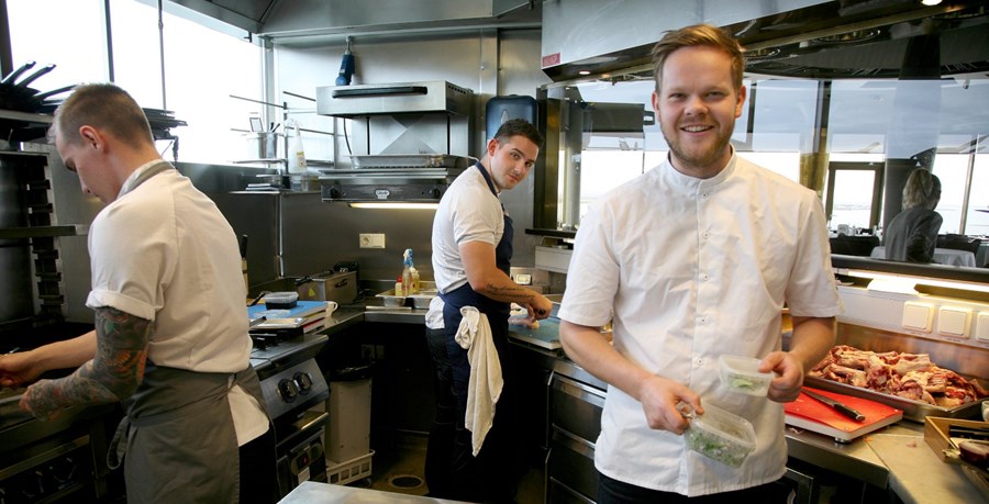 Sigurður Laufdal er nýr yfirkokkur í Grillinu á Hótel Sögu. Hinrik Örn Lárusson stendur vaktina með Sigurði.
