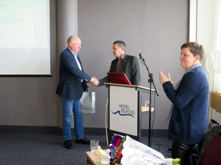 Sveinn A. Sæland, fráfarandi formaður, óskar Gunnari Þorgeirssyni, nýjum formanni, til hamingju. Erna Bjarnadóttir frá Bændasamtökunum klappar.