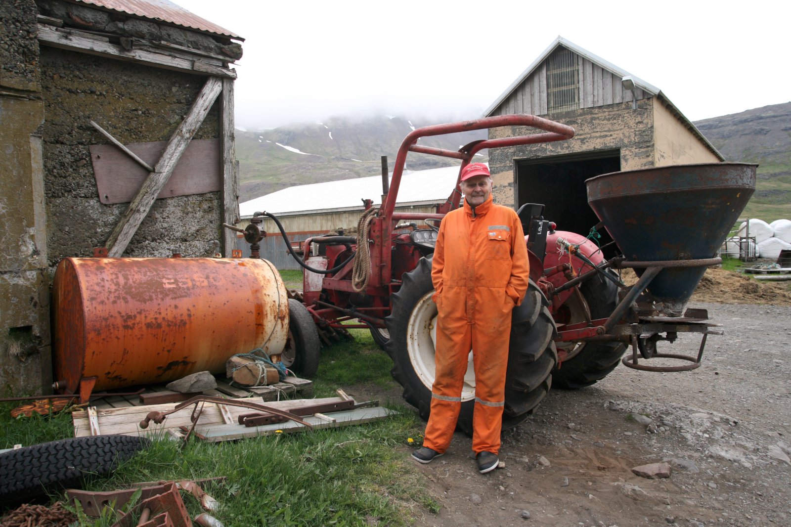Enn &#237; fullu fj&#246;ri a&#240; hj&#225;lpa syni s&#237;num a&#240; bera &#225;