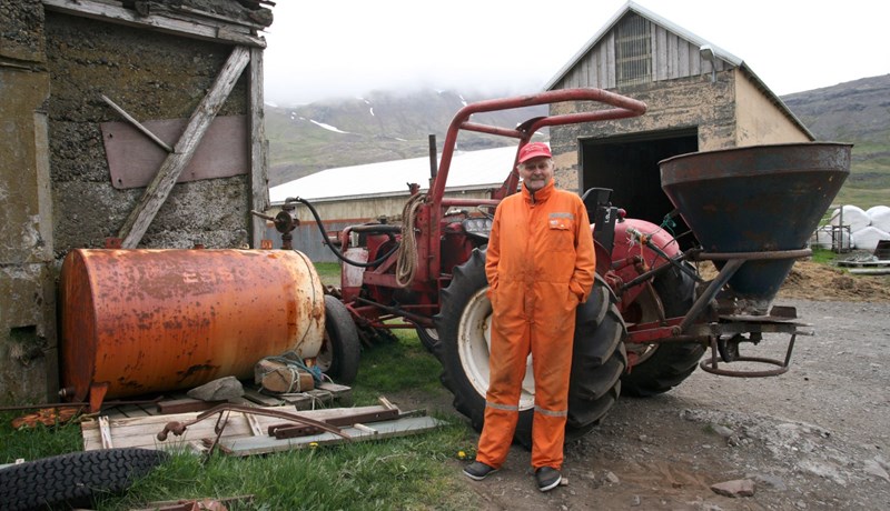 Enn í fullu fjöri að hjálpa syni sínum að bera á
