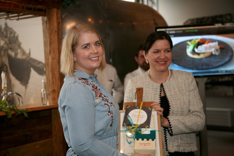 Eliza Reid forsetafrú afhenti verðlaun fyrir þjóðlega rétti. Hér afhendir hún Jóhönnu Maríu Sigmundsdóttur verðlaun fyrir vinsælasta réttinn í netkosningu.