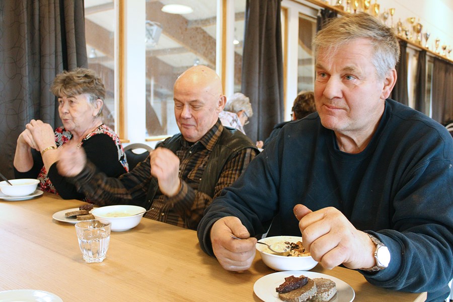 Sigrún Aðalsteinsdóttir, Garðar Lárusson, heiðursfélagi Léttis, og Kjartan Helgason gerðu grautnum góð skil.