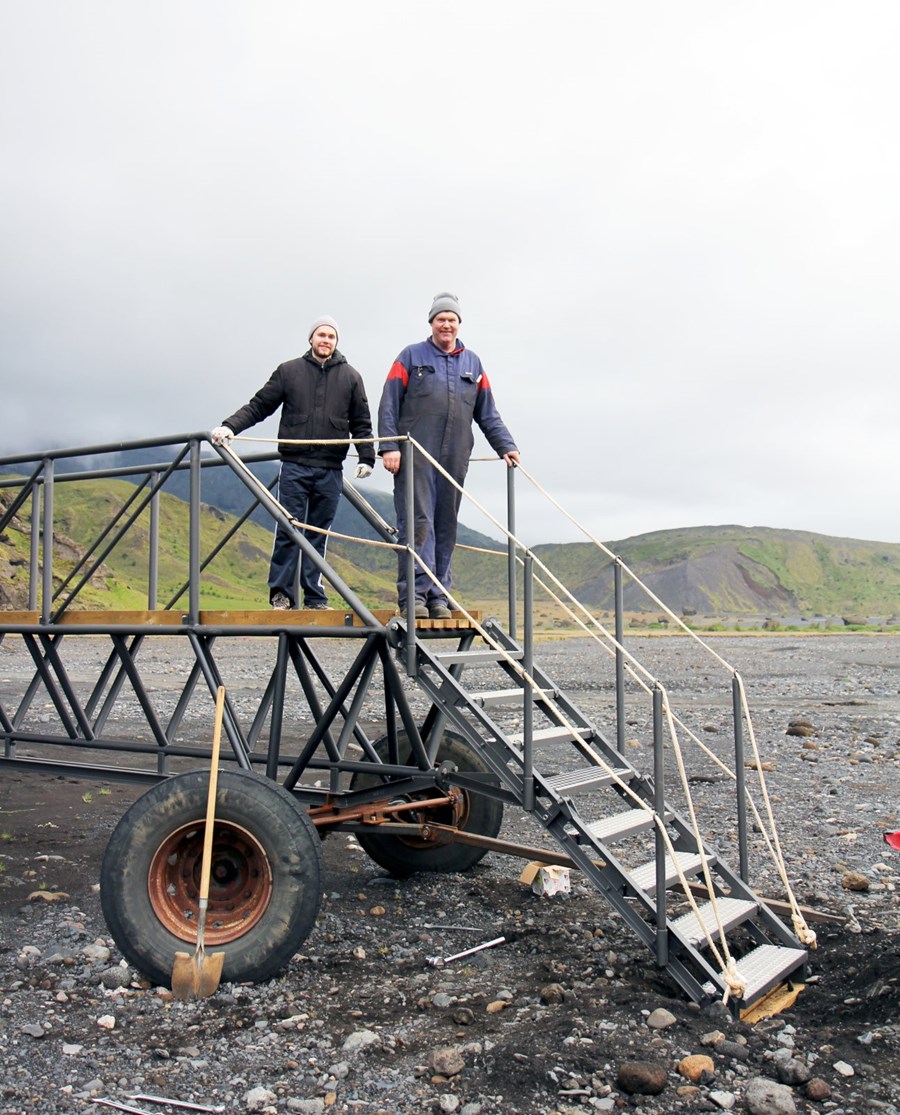 Kristján Fr. Kristjánsson og sonur hans og aðstoðarmaður, Kristján Fannar Kristjánsson, á nýju 30 metra löngu göngubrúnni sem ætlað er að koma göngufólki á þurrum fótum inn í Þórsmörk.  Eins og sést er hún á hjólum og því auðvelt að færa hana úr stað og f