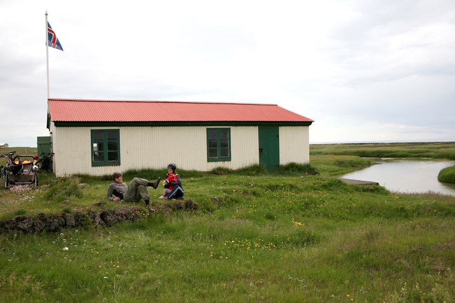 Rjómabúið á Baugsstöðum. Bygginguna smíðaði Jón Gestsson í Villingaholti vorið 1905.