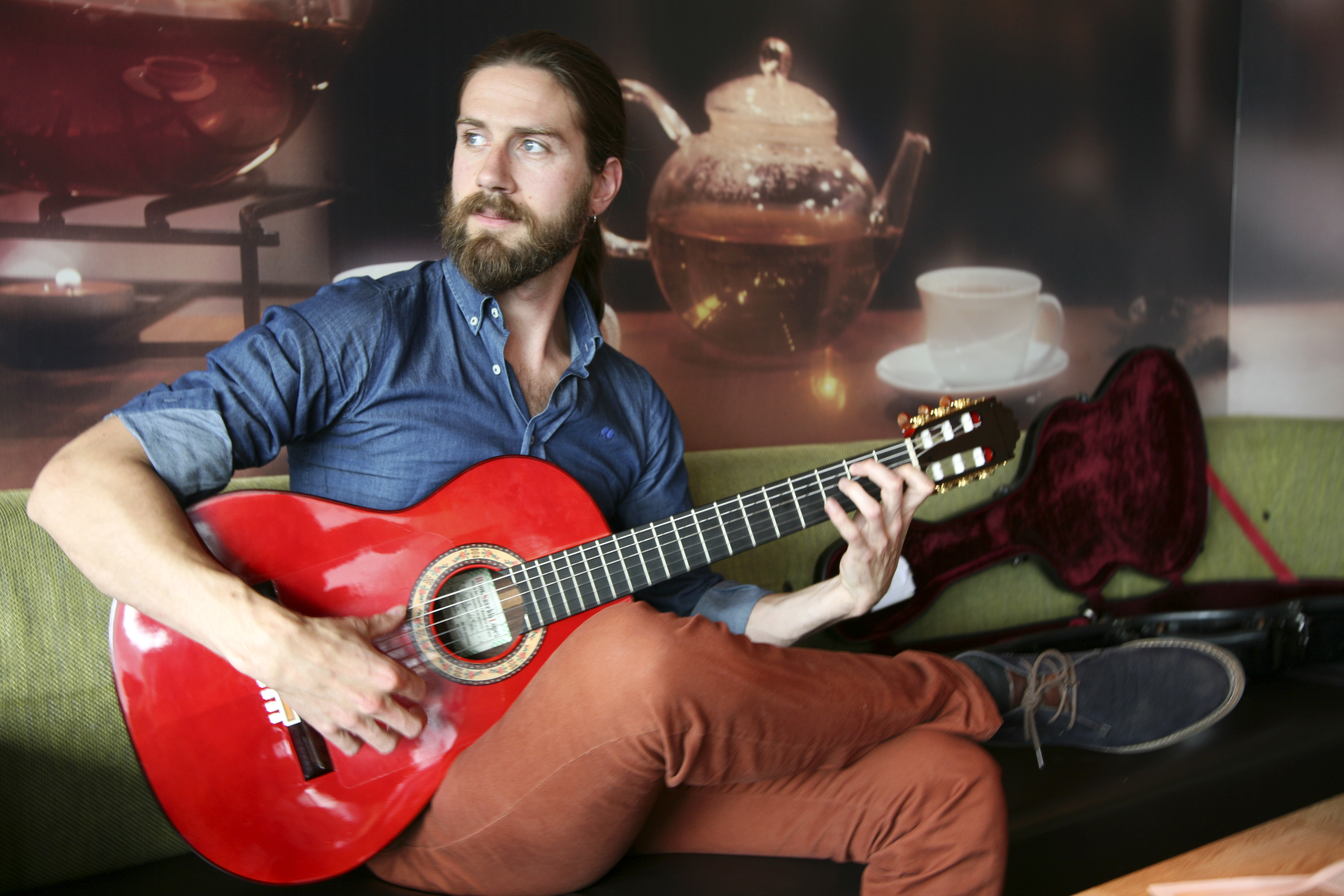 Borgfirskur gítarleikari í krossferð um Ísland