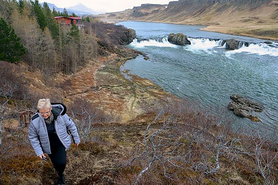 Við Norðurá í Borgarfirði fyrir nokkrum dögum, mikið vatn var í ánni en hún verður opnuð 4. júní.