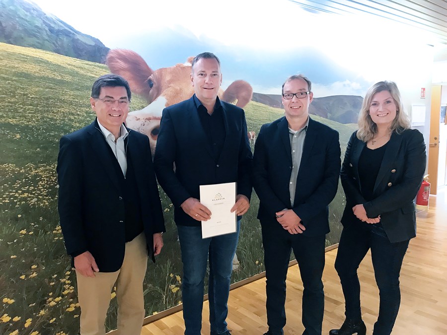 Við undirritun samkomulagsins, talið frá vinstri: Jón Ágúst Þorsteinsson, forstjóri Klappa, Einar Einarsson, rekstrarstjóri MS, Gústaf Helgi Hjálmarsson, gæða-, umhverfis- og öryggisstjóra MS, og Sigrún Jónsdóttir, framkvæmdastjóri þjónustu og ráðgjafar h