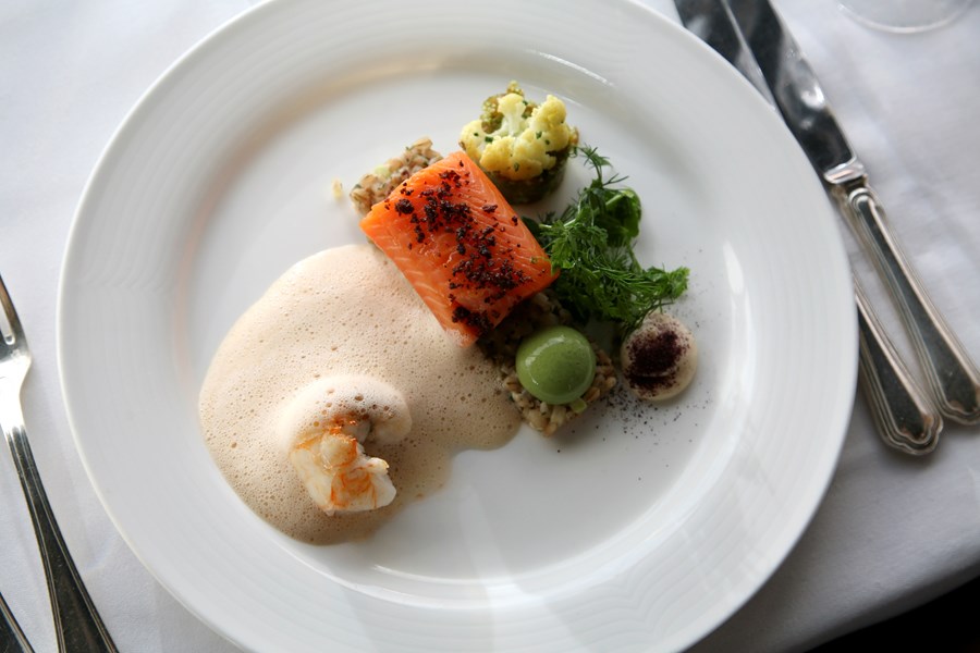 Ferðamenn vilja gjarnan prófa svæðisbundnar vörur og fiskur dagsins, s.s. bleikja, þorskur og rauðspretta, er alltaf vinsæll.