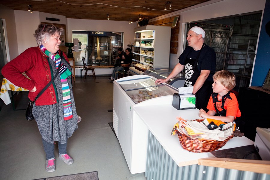 Þorgrímur Einar Guðbjartsson, bak við búðarborðið á Erpsstöðum.