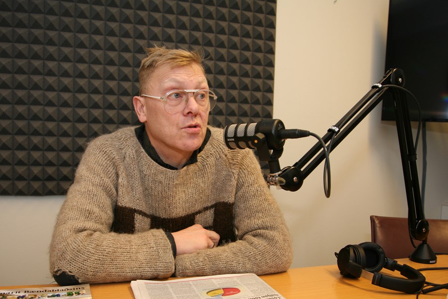 Jón Gnarr stýrir hlaðvarpsþætti um smáauglýsingar Bændablaðsins