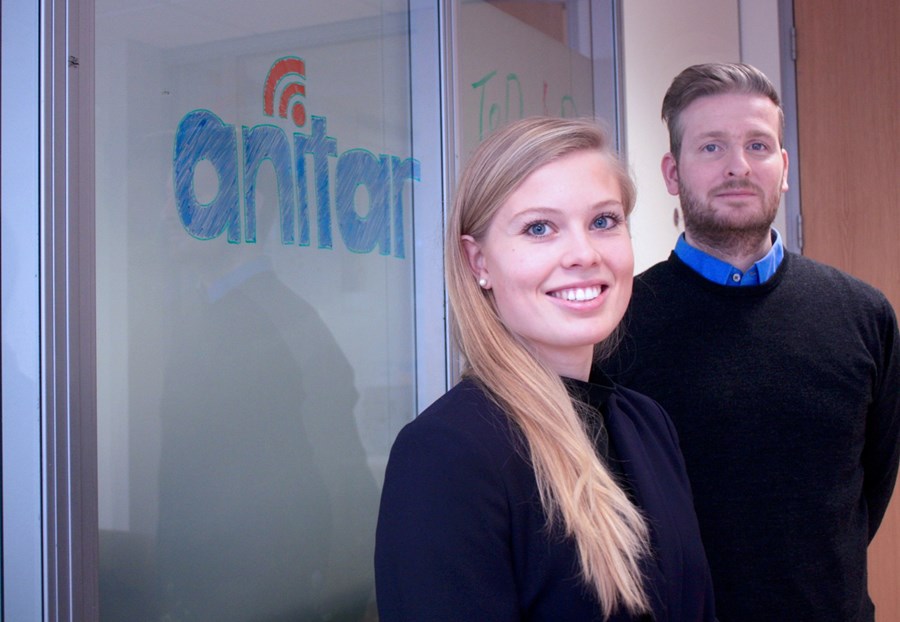 Sigríður Ólöf og Karl Már eru að koma sér fyrir á nýrri skrifstofu Anitar í Borgartúni. Fram undan er mikil vinna við áframhaldandi þróun smáforritsins og framleiðslu á örmerkjalesurum fyrir snjallsíma. Þau munu kynna uppfært forrit á Landsmóti hestamanna