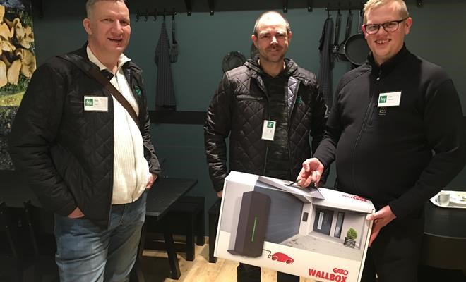 Ólafur Davíð Guðmundsson og Þórður Aðalsteinsson frá Hlöðu ehf. afhentu Guðmundi Frey Kristbergssyni á Háafelli eina af fyrstu hleðslustöðvunum í "Hleðslu í hlaði" í apríl sl.