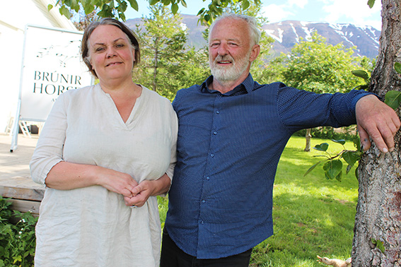 Horfa með bjartsýni til næsta sumars