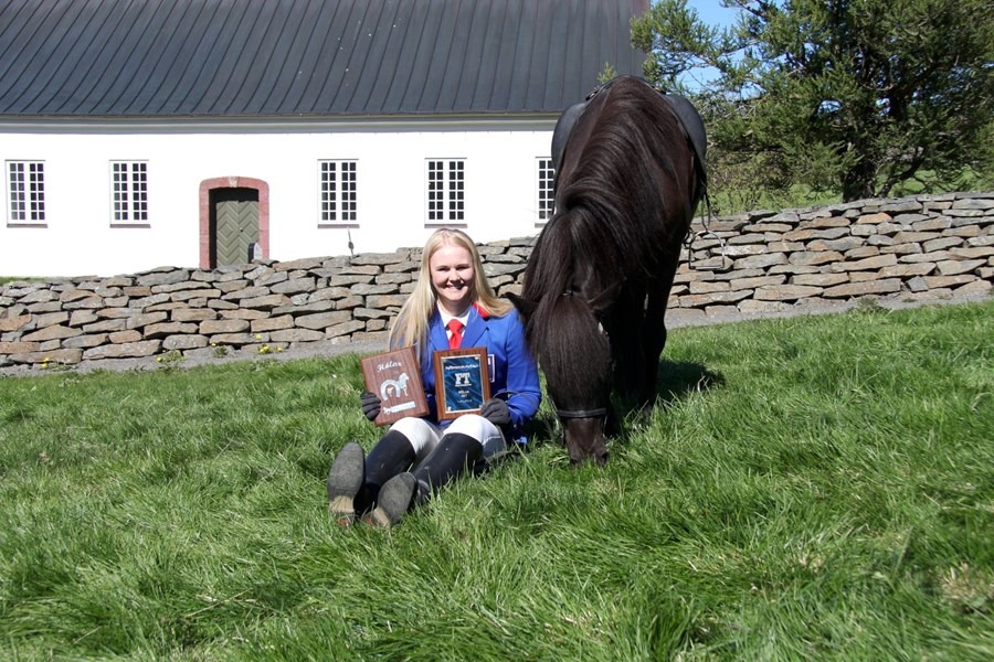 Sarah Høegh hlaut tvær viðurkenningar eftir reiðsýningu brautskráninganema. Hún er hér ásamt hryssunni sinni, Frigg frá Austurási.