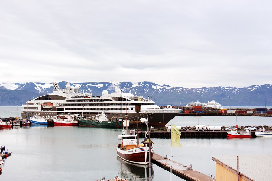 Oft er mikið líf við Húsavíkurhöfn, einkum á sumrin, suma daga liggja skip á öllum hafnarköntum og margt fólk á ferli á hafnarsvæðinu.