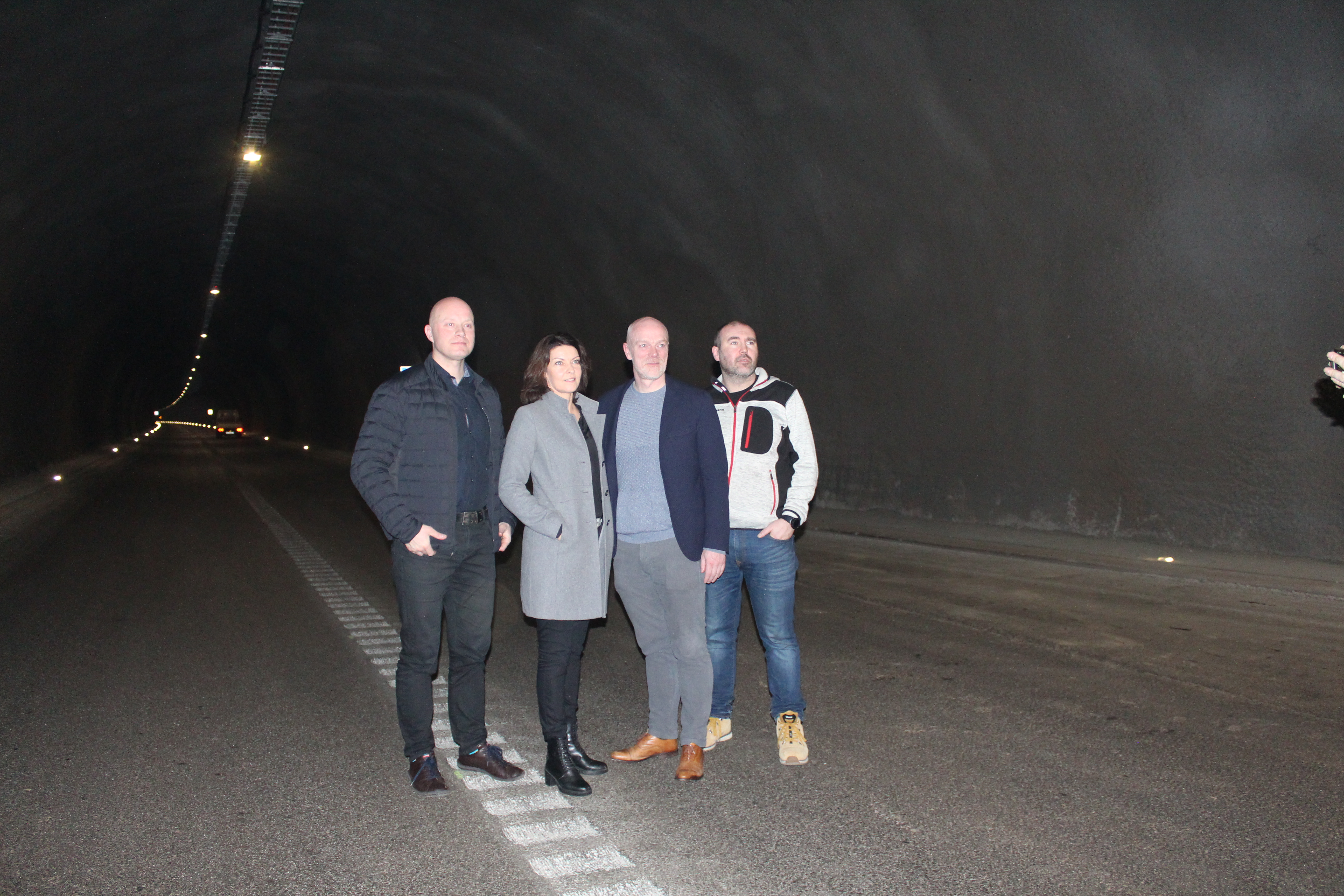 Vonast til að opna fyrir jól