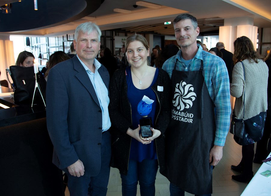 Fulltrúar Rjómabúsins Erpsstaða með Fjöreggið á Matvæladaginn. Þorgrímur Einar Guðbjartsson, Gunnlaug Birta Þorgrímsdóttir og Dave Niemiec ostagerðarmaður.