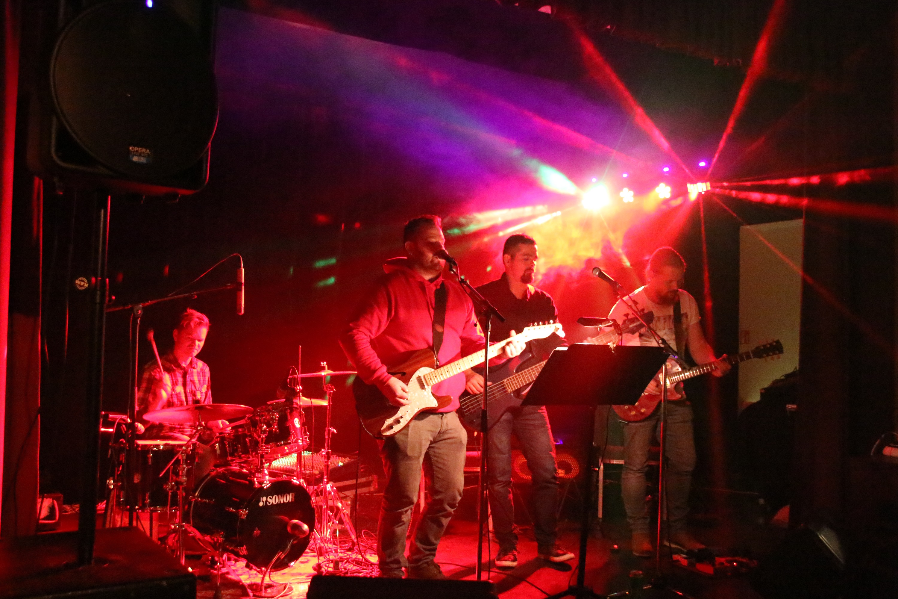 Lóa litla á Brú fær alla út á gólfið