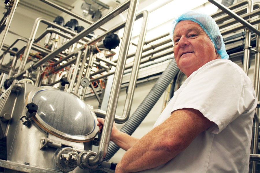 Hér er Kristján við tæki hjá MS-Akureyri sem nýlega var tekið í notkun og í daglegu tali er nefnt Smjörbyssan.