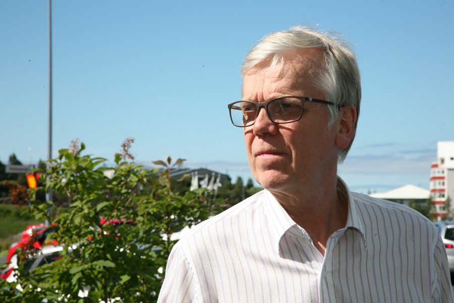 Magnús Leópoldsson, fasteignasali hjá Fasteignamiðstöðinni, hefur 35 ára reynslu af jarðaviðskiptum á sinni fasteignasölu. Hann segir öfáar jarðir seldar erlendum aðilum að jafnaði á ári.