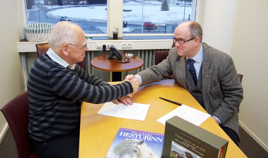 Bjarni Guðmundsson og Kristinn Hugason takast í hendur við undirritun á samþykktum um náið samstarf Landbúnaðarsafns Íslands á Hvanneyri og Söguseturs íslenska hestsins í Hjaltadal. Undirritunin fór fram í Bændahöllinni við Hagatorg í Reykjavík.