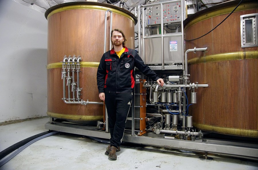 Dagbjartur Ingvar Arilíusson við bruggtækin í Steðja í Borgarfirði. Auk bruggverksmiðju er hann að byggja upp ferðaþjónustu á staðnum ásamt konu sinni, Svanhildi Valdimarsdóttur. Auk sérstöðunnar eins og með hinum fræga bjór Hval 2, segir Dagbjartur að mi