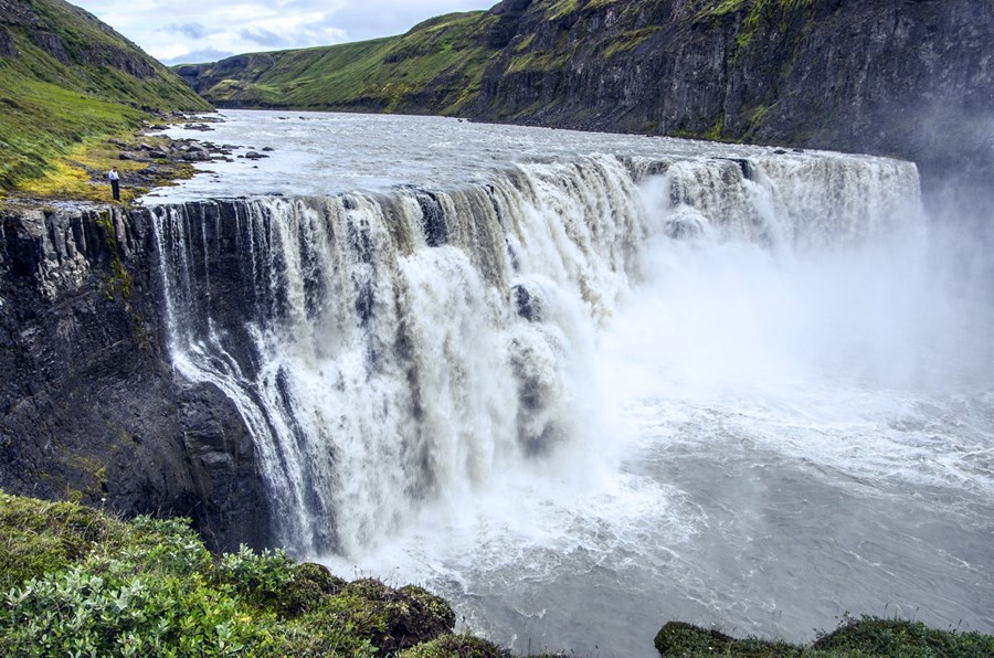 Gljúfurleitarfoss, takið eftir manninum sem stendur við fossbrúnina.