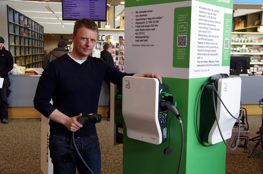 Óskar Gústavsson, sölustjóri hjá Johan Rönning í Klettagörðum í Reykjavík, við EVlink-rafhleðslustöðvar frá stórfyrirtækinu Schnider Electric.