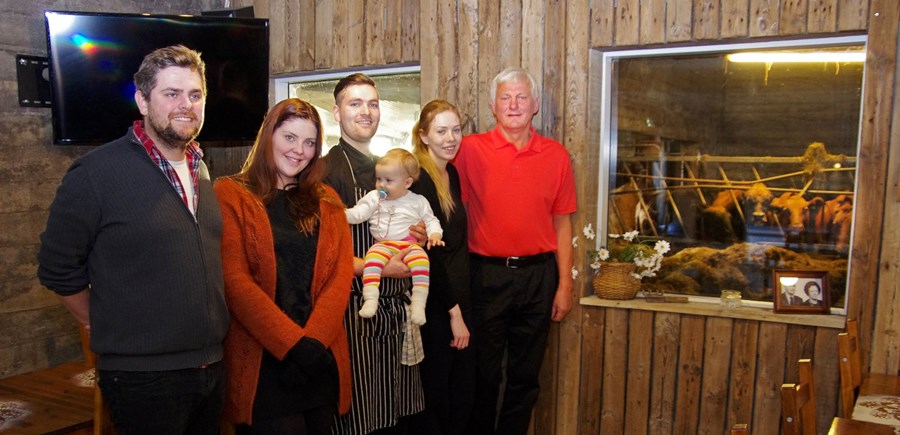 Fjölskyldan í Efstadal á neðri hæðinni í veitingahúsinu, þar sem fylgjast má með kúnum í gegnum glugga. Talið frá vinstri; Sölvi Arnarson og Kristín Ingunn Haraldsdóttir, Árni Benónýsson og Guðrún Karítas Snæbjörnsdóttir með barn sitt á milli sín og Snæbj