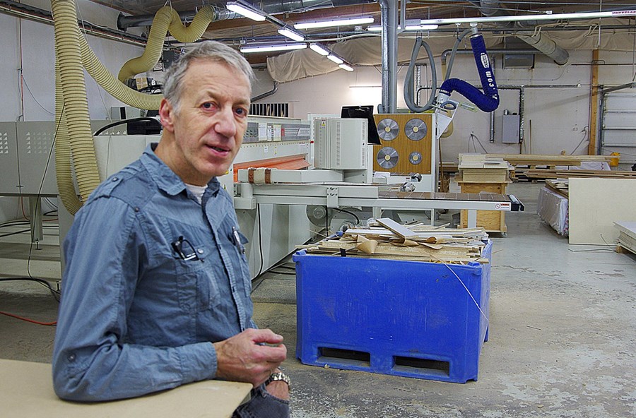 Þröstur Jóhannesson, húsasmíðameistari og framkvæmdastjóri Inntrés ehf. á Ísafirði, segir það hafa bæði sína kosti og galla að reka trésmíðafyrirtæki á landsbyggðinni sé litið á Ísland sem eitt markaðssvæði. Kostirnir séu fjölmargir umfram rekstur slíkra