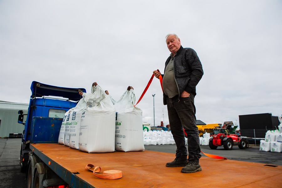 Ingjaldur Ásmundsson tekur á móti áburði á athafnasvæði Sláturfélagsins í Þorlákshöfn. Hann vonast til að halda áfram minnst eitt vor í viðbót.