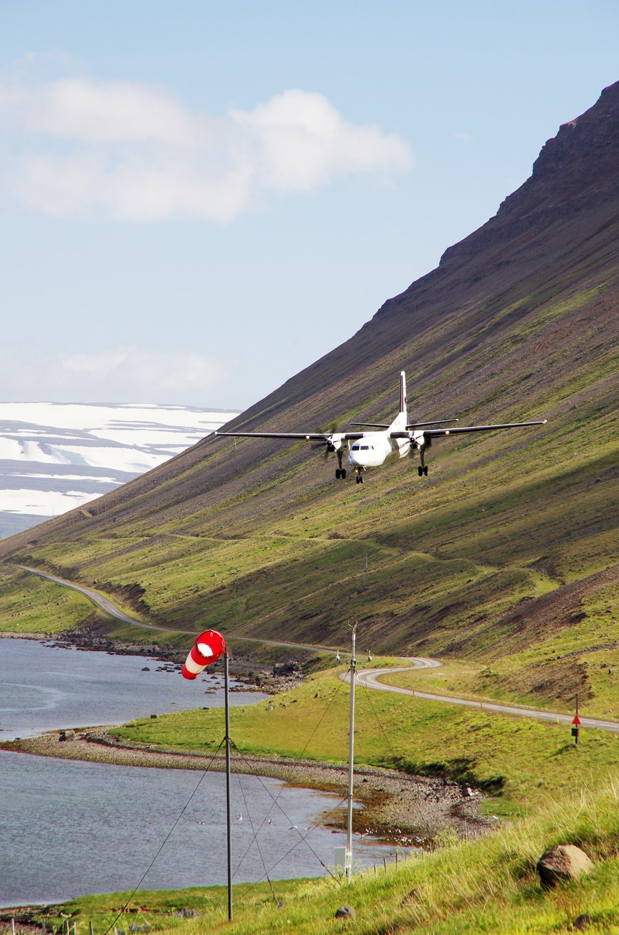 Fokker Friendship flugvél Flugfélags Íslands í aðflugi að Ísafjarðarflugvelli undir Kirkjubólshlíð í júlí 2013. Flugvöllurinn var tekinn í notkun 1963 og leysti  sjóflugvélar af hólmi. Hann er þó illa staðsettur og hafa reyndir flugmenn lengi bent á mun b