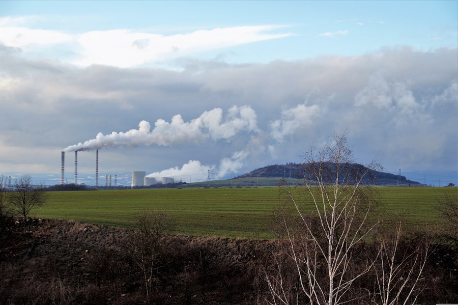 Eilífðarefni geta borist úr verksmiðjum og í nærliggjandi umhverfi og safnast þar fyrir. 