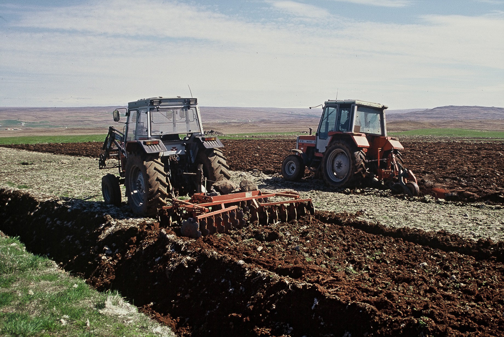 Þakið þarf að festa og það kostar 