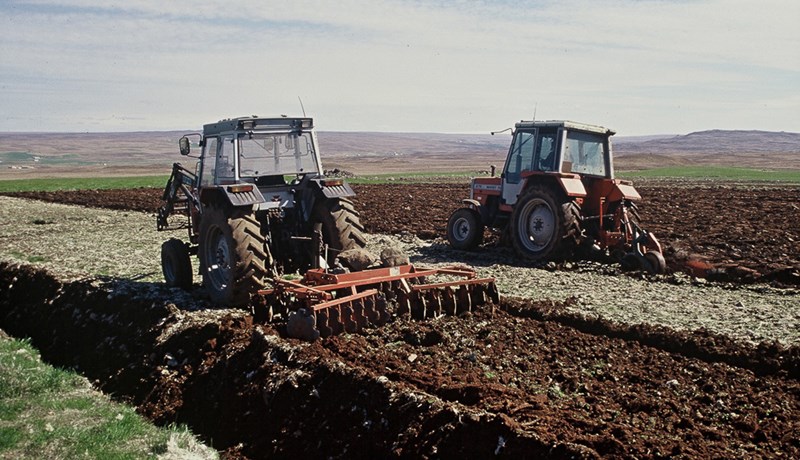 Þakið þarf að festa og það kostar