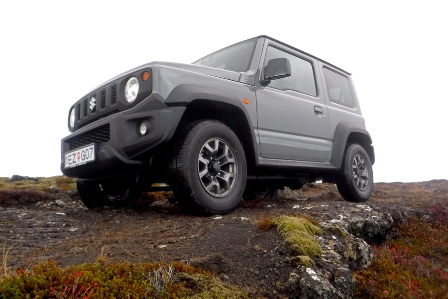 Suzuki Jimmy er eini alvöru jeppinn sem var prófaður, á grind með hátt og lágt drif.
