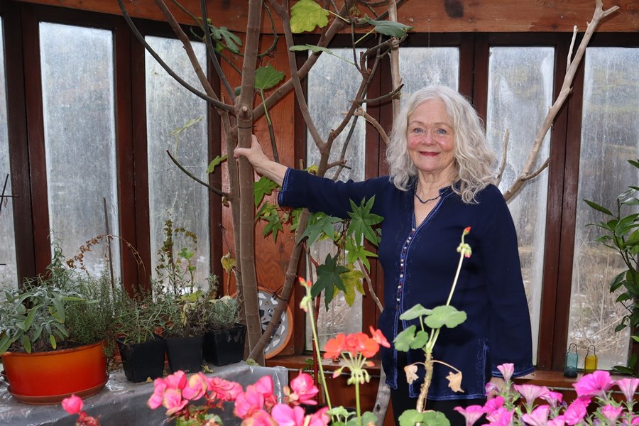 Jóhanna Borghildur Magnúsdóttir hefur alla ævi lagt gjörva hönd að lífrænni ræktun og náttúruverndarmálum. Hún vinnur vatnsliti úr steinum, jurtalitar band og ræktar garðinn sinn í víðasta skilningi.