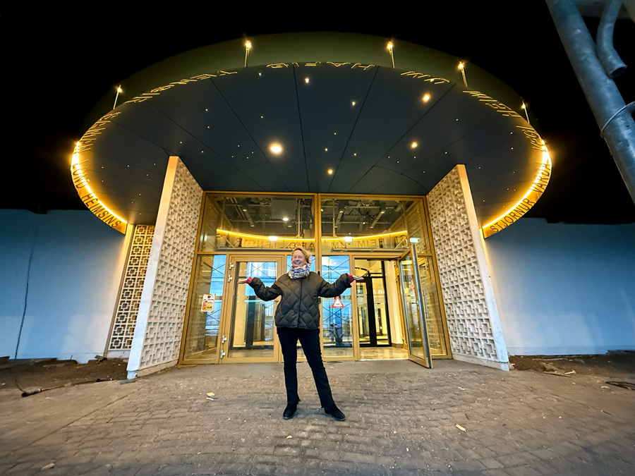 Fólki líður best í bogadregnu og helst sem ósymmitrískustu rými,“ segir listakonan Jóna Hlíf Halldórsdóttir, en hún stendur hér við verðlaunaverk sitt, „Ár er alda“. Tekið skal fram að verkið er hornskakkt og því sérstaklega notalegt rými sem býður gesti Sjávarútvegshússsins velkomna.