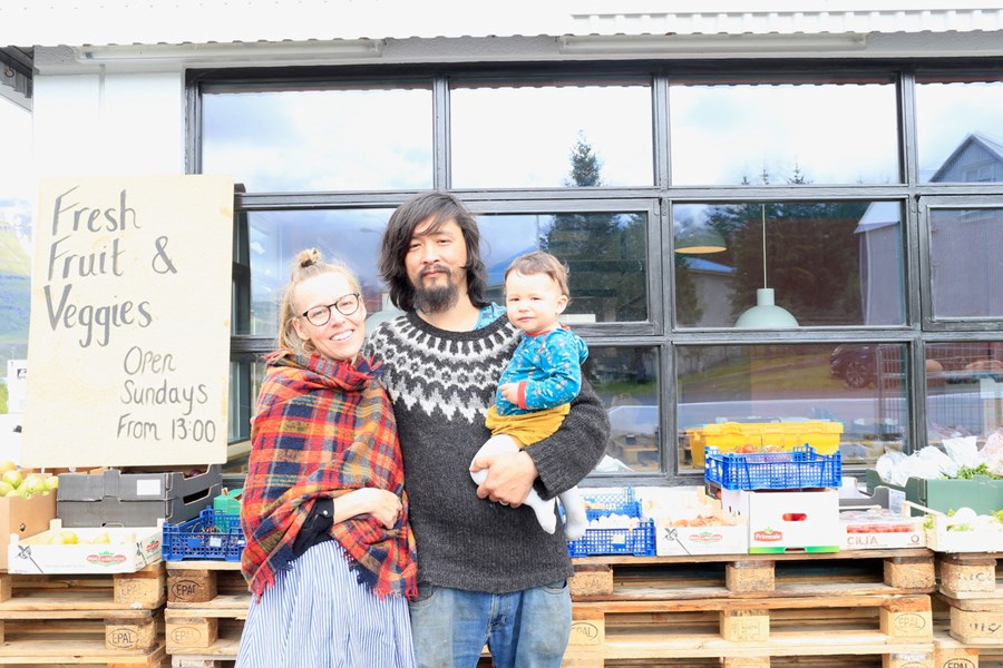 Hjónin Jonathan Moto Bisagni og Ida Feltendal hófu í lok janúar innflutning á fersku lífrænt ræktuðu grænmeti og ávöxtum til landsins frá Danmörku með Norrænu í hverri viku undir merkjum fyrirtækisins Austurlands Food Coop.