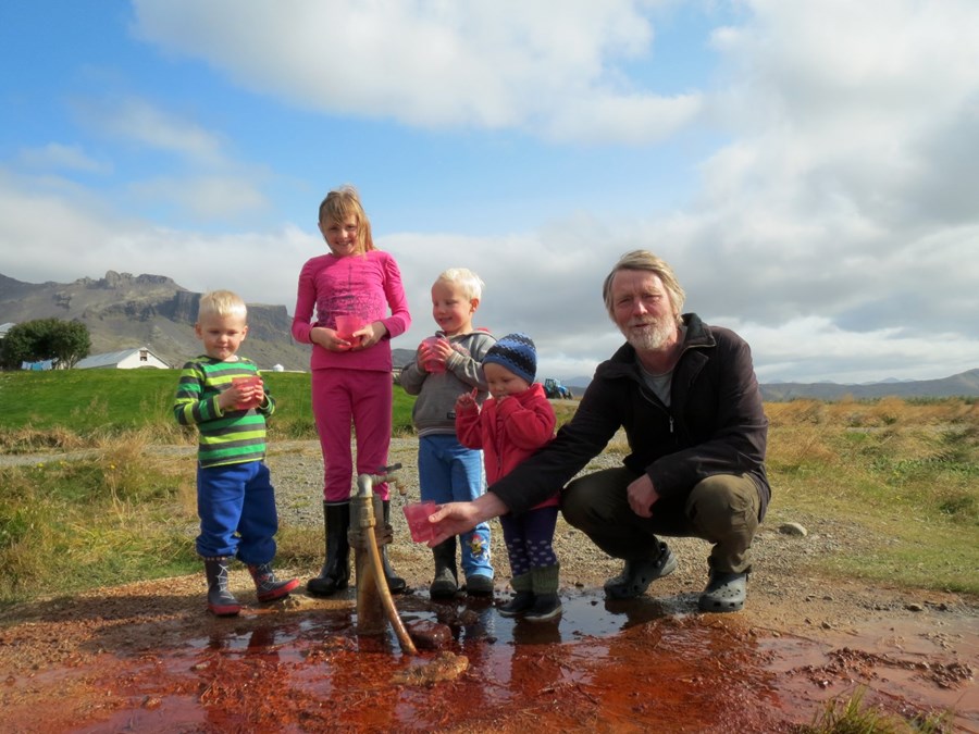 Jón Svavar Þórðarson bóndi við ölkeldukranann. Með honum eru nokkur af barnabörnum hans Jónas Emil, Steinunn Lára, Jón Svavar og Soffía Margrét.