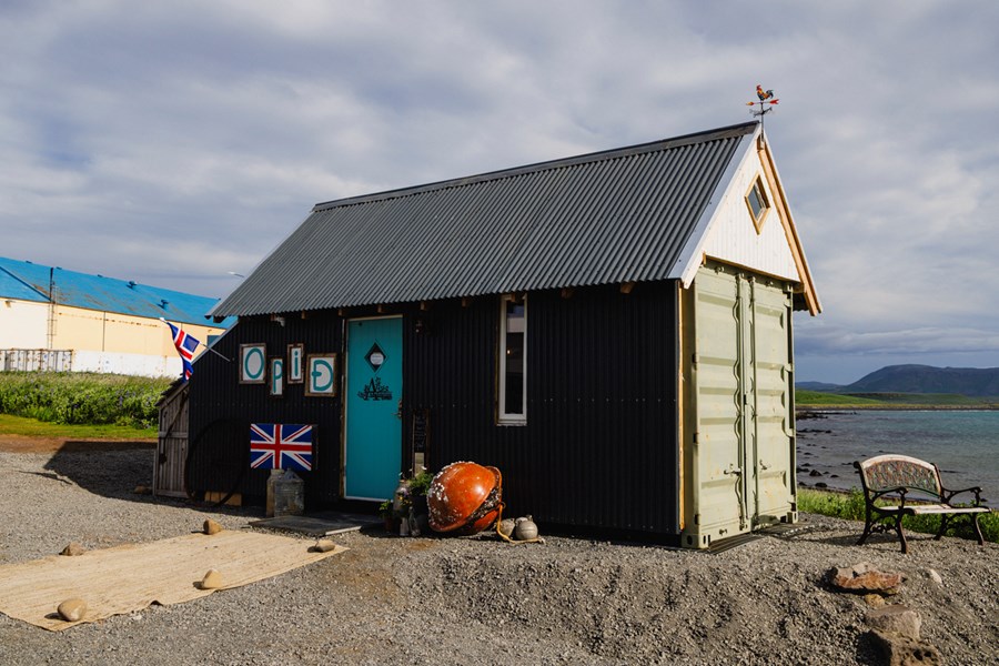 Kaffi Aðalsteinn opnaði á Kópaskeri í sumar og hefur fengið góðar viðtökur. Húsið er gert úr 20 feta gámi og getur rúmað sjö gesti í einu.